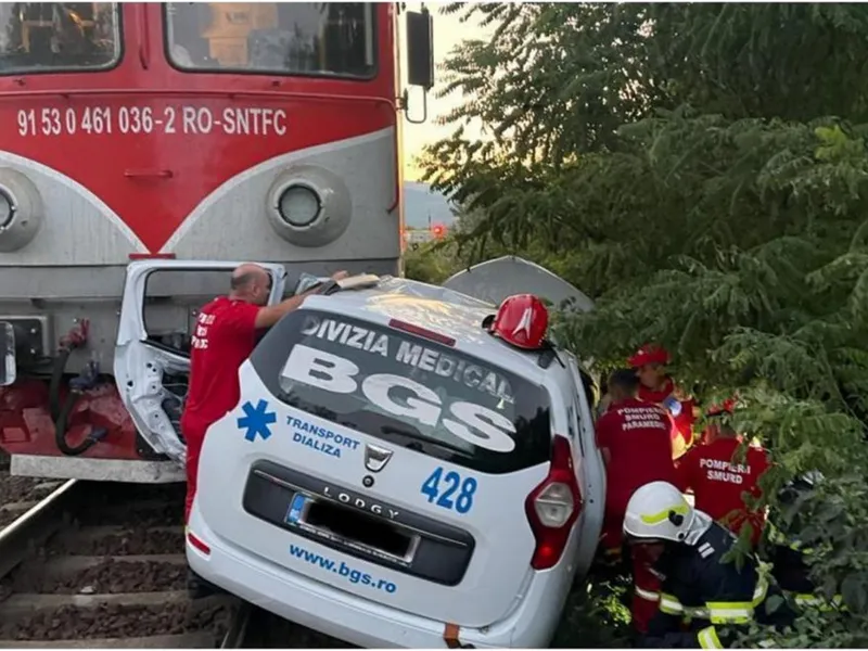 O ambulanță privată a fost spulberată de un tren. Șoferul a murit pe loc în urma impactului puternic Foto: observatornews.ro