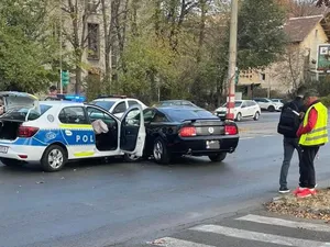 Un Logan de poliție cu sirena pusă s-a înfipt într-un Ford Mustang. / Foto: infotraficromania.ro