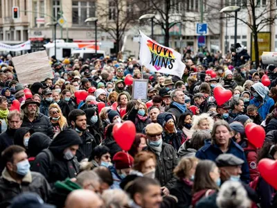 Mii de persoane care se opun măsurilor de combatere a pandemiei de COVID-19 au ieşit sâmbătă să protesteze pe străzile din mai multe oraşe ale Germaniei. / Foto: agerpres.ro