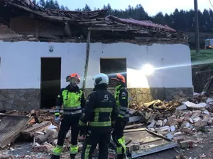 12 români, răniți în Spania, după ce casa în care se aflau s-a prăbușit peste ei. 7 sunt copii - Foto: elcomercio.es