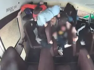 Un autobuz școlar din SUA, cu 23 de elevi s-a răsturnat după ce a fost lovit de un vitezoman/FOTO: Youtube/Inside Edition