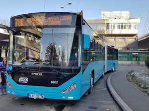 Prima optimizare a TPBI la STB: 780, autobuzul Gara de Nord - Aeroport, și 303, trase pe dreapta. / Foto: portal.ro-trans.net