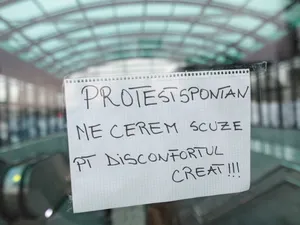 Circulaţia trenurilor de metrou a fost perturbată vineri dimineaţa de un protest spontan al unor reprezentanţi ai sindicatului USLM în staţia Piaţa Unirii. / FOTO: INQUAM PHOTOS - Octav Ganea