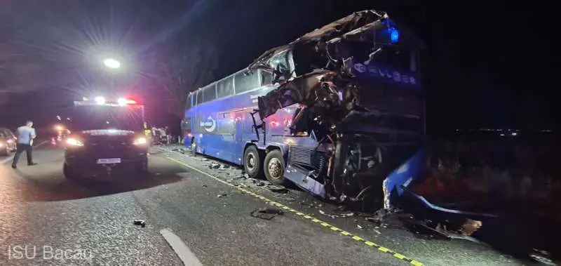 Accident între un autocar cu 76 de ucraineni, între care 29 de copii, și un TIR, pe E85, în Bacău. / Foto: ISU Bacău