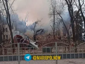 Oficial ucrainean: Refugiații de la teatrul din Mariupol bombardat de ruși sunt încă în viață /FOTO: Twitter