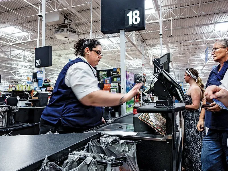 O casieriţă la Walmart. Foto Getty Images