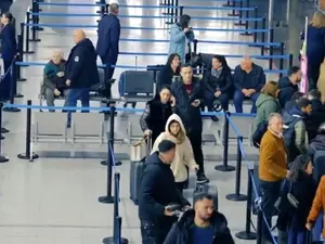 Cetățenii Kosovo au scăpat de viza pentru Schengen de la 1 ianuarie. Ce au făcut pe aeroport - Foto: captură video