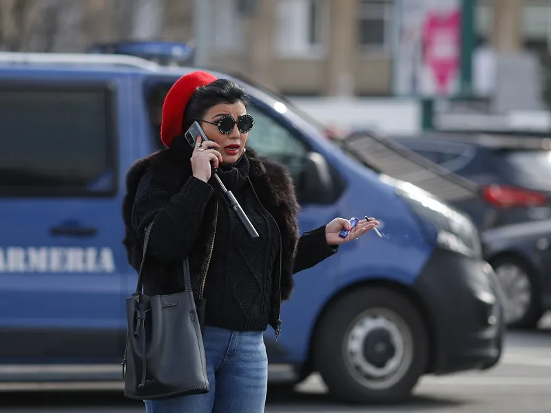 Adriana Bahmuțeanu, cântăreață la nunți, candidat la Primărie, cu ochelari de 2.240 lei, a protestat anti-mască alături de Șoșoacă Foto: INQUAM Photos/Octav Ganea