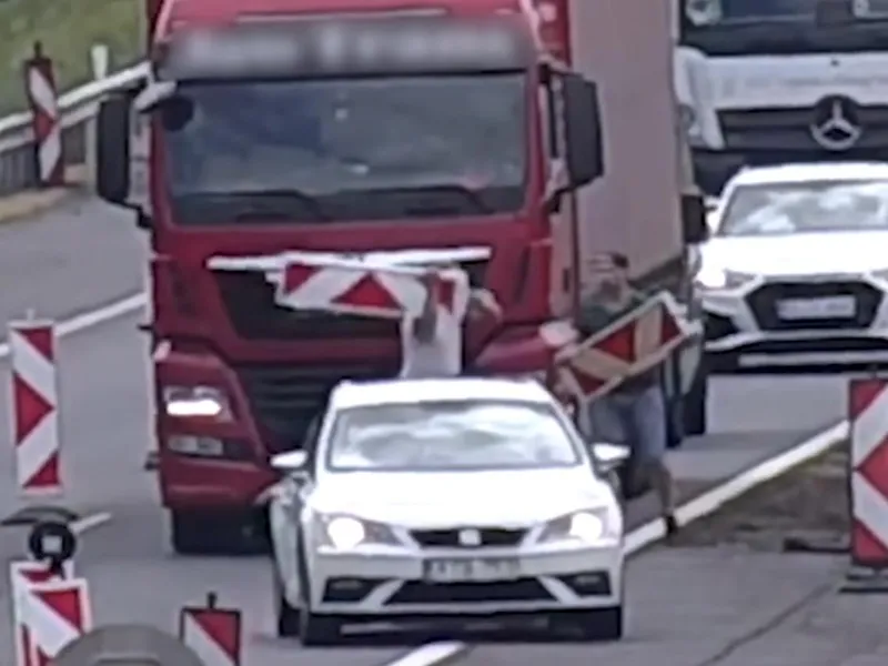 Bătaie, între un șofer de TIR și unul de dubă, pe autostradă. S-au lovit și cu panouri rutiere - Foto: captura video