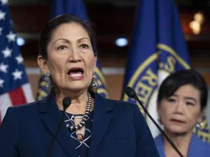 Parlamentara Deb Haaland a primit unda verde din partea Senatului SUA pentru a intra în cabinetul Joe Biden. / Foto: kstp.com