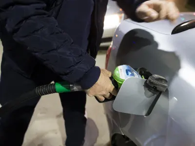 În România, benzina a ajuns 1,55 €/l, motorina, 1,71 €/l. Ce prețuri sunt în alte state UE. / Foto: Inquam Photos / Cornel Putan