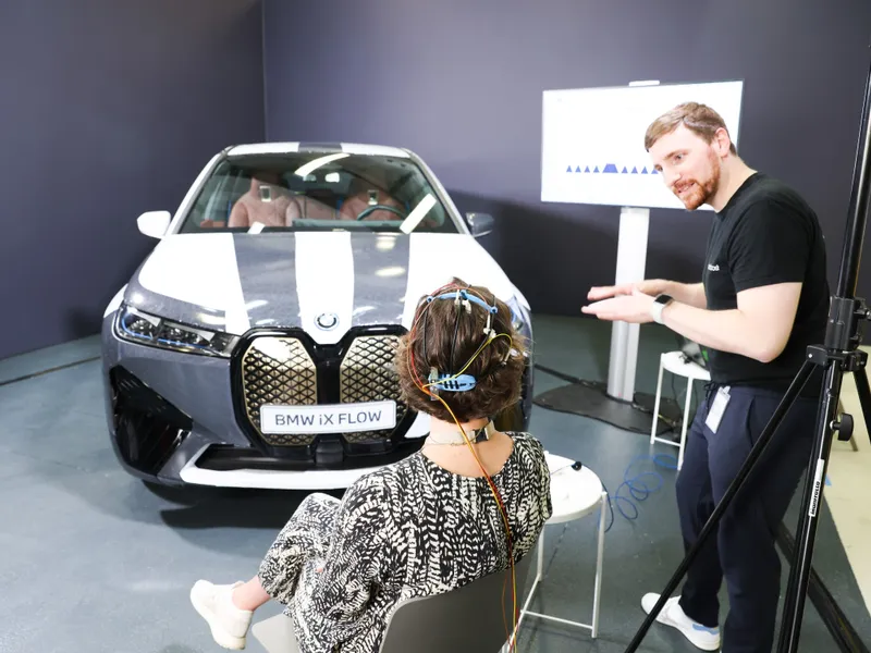 Start-up-ul Brainboost din München a reușit, cu ajutorul unui electroencefalograf, să determine schimbarea culorii vopselei high-tech E Ink, prezentată experimental de BMW pe modelul BMW iX Flow. / Foto: BMW