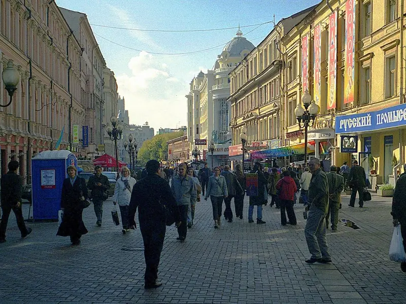 Un an de război şi invazie cu Ucraina a lăsat elitele Rusiei fără punct de sprijin și scindate - Foto: Flickr/Thomas Depenbusch (Depi) - strada comercială Arbat, Moscova, imagine cu caracter ilustrativ