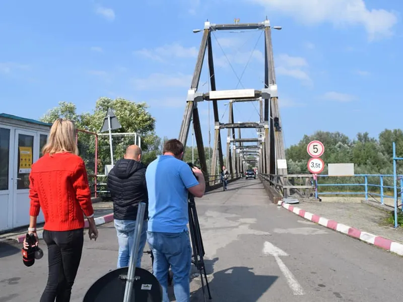 România și Ucraina, legate printr-un pod din lemn peste Tisa care stă să cadă. / Foto: Vasile Moldovan, Facebook