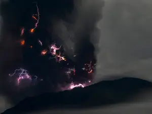 Vulcanul Ibu a erupt. Șapte sate au fost evacuate. Coloana de cenușă a avut 4 kilometri - Foto: Profimediaimages.ro