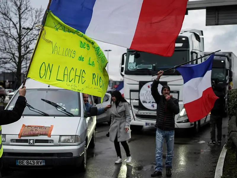 „Convoaiele libertății" franceze se îndreaptă spre Paris/FOTO: Euronews