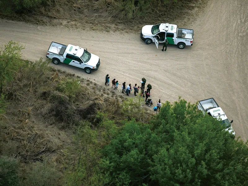 FRONTUL UNIT Un grup este luat în custodie în Texas, în 2021, în Operațiunea Lone Star, în cadrul căreia polițiștii sprijină agenții de patrulare a frontierei