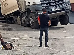 Un camion a rămas cu roțile în aer după ce asfaltul s-a rupt. Se întâmplă în România Foto: facebook/Cisnădia Adevărată