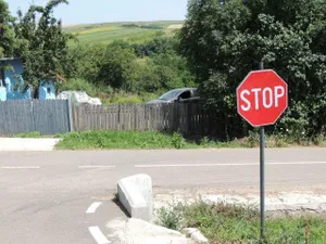 Doi copii au murit, după ce două maşini şi o căruţă s-au ciocnit. Foto arhivă