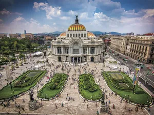 Îmbrăcaţi în combinezoane de protecţie sanitară, trei indivizi au jefuit o bancă în Mexic/FOTO: viajes.nationalgeographic.com.es