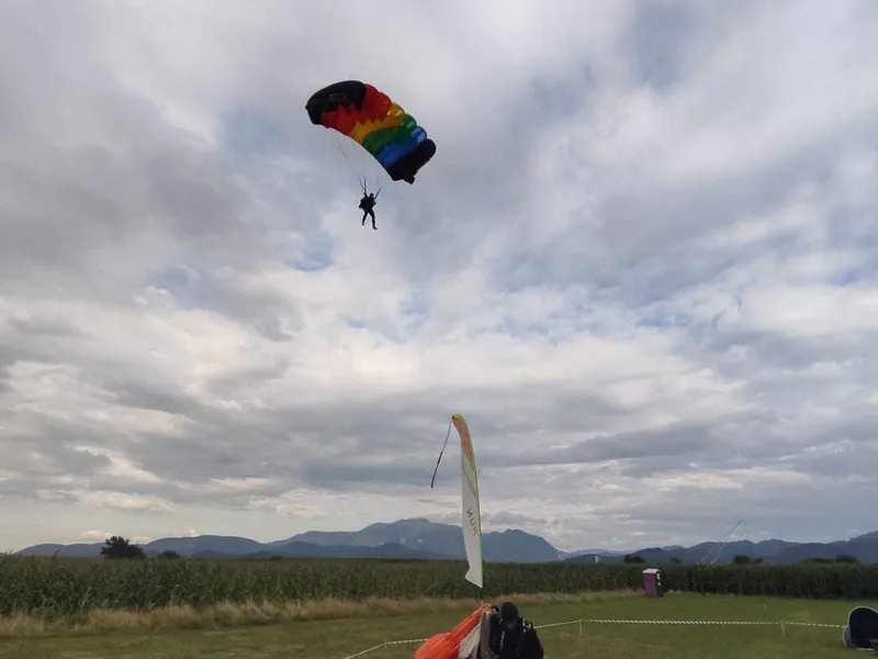 Concurs internațional de parașutism-Zărnești- Foto: newsweek.ro