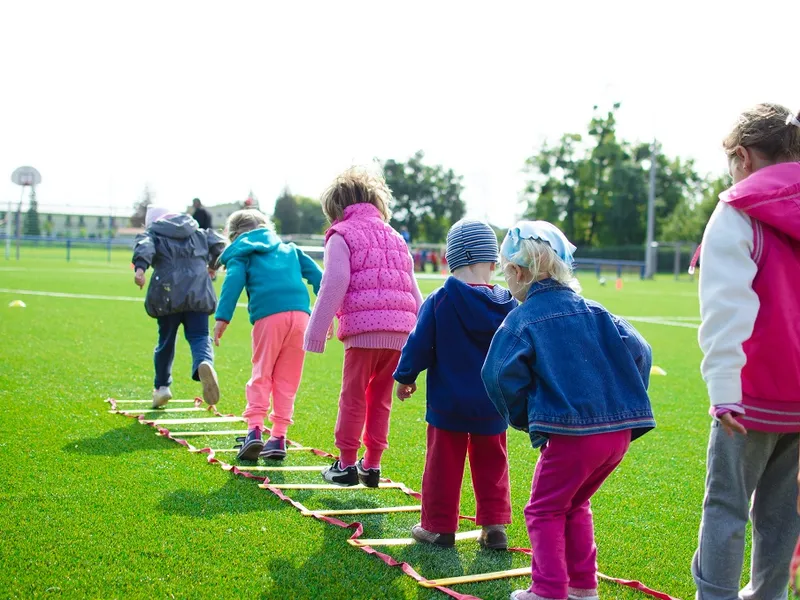 Copiii fac activități în aer liber Foto: pexels.com (imagine cu rol descriptiv)