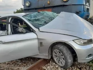 Un BMW a fost făcut „terci” de un tren de persoane în Ialomița, la Alexeni. / Foto: Info Trafic 24, Facebook