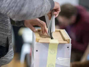 O femeie a votat în locul unei octogenare, la urna mobilă. Fiul a reclamat la Poliţie - Foto: INQUAM PHOTOS/Virgil Simionescu