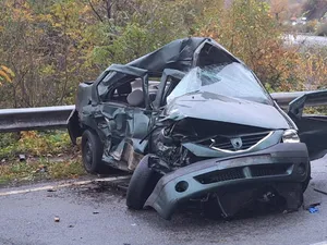 Un TIR a spulberat o Dacia Logan pe DN6, la Orșova. Șoferul mașinii a murit pe loc - Foto: actualmehedinti.ro