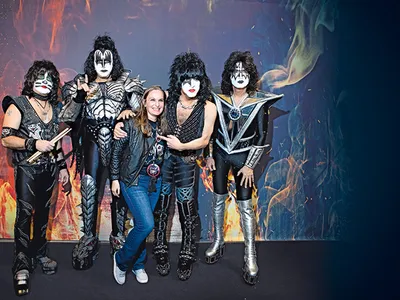 CU TRUPA Solange Margery Bertoglia, fan al trupei, cu KISS. De la stânga: Eric Singer, Gene Simmons, Paul Stanley și Tommy Thayer. Deși prețul pentru vizita în culise a fost mare, ea a spus că a „meritat în totalitate”