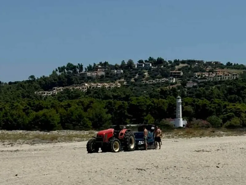 Un constănțean, „vedetă” pe o plajă din Halkidiki. A rămas împotmolit cu mașina în nisip - Foto: Facebook/Forum Grecia