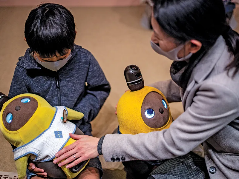 O jucărie robotizată într-o cafenea din Kawasaki, Japonia, în timpul pandemiei