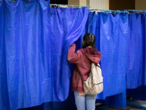 Doar 25% dintre tinerii de pe listele electorale au votat la Parlamentare, cea mai scăzută prezență de la alegerile din ultimii 4 ani/FOTO: cursdeguvernare.ro