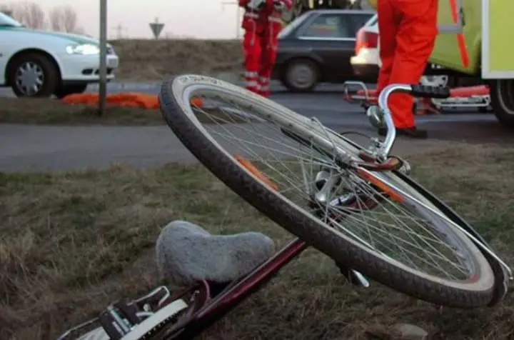 Un băiat de 14 ani a căzut cu bicicleta de pe un pasaj rutier în Oradea. A murit pe loc. / Foto: Info Trafic 24, Facebook