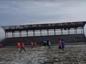 Au încercat să fure cu căruţa, bucată cu bucată, tot acoperişul unui stadion - Foto: captură video YouTube/optcinci