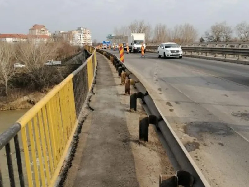 Tânăra a avrut să se arunce ce pe un pod Foto: Adevărul