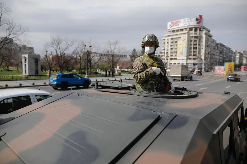 Militarii, pe străzile Capitalei, în prima zi de aplicare a Ordonanței Militare Nr. 3. FOTO: Inquam Photos / George Calin