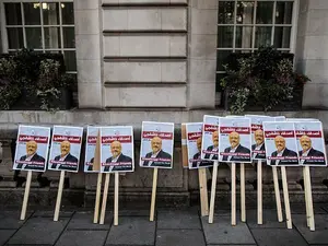 Pancarte în memoria lui Khashoggi, la Ambasada Arabiei Saudite din Londra. Foto Getty Images