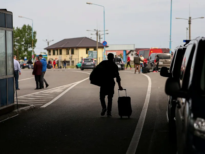 Un tânăr a fost prins cu permis auto fals mergând pe jos Foto: INQUAM Photos/Virgil Simonescu