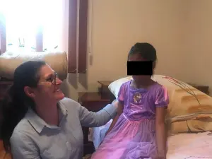 Sorina și mama ei adoptivă, Ramona Săcărin.