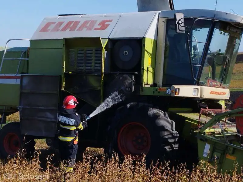 O combină agricolă a luat foc în timp ce recolta soia de pe un câmp de pe raza localităţii Scutari, din județul Botoșani - Foto: ISU Botoșani