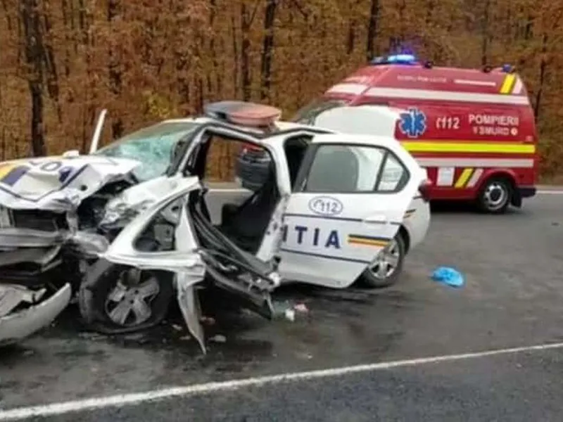 Logan de poliție, făcut terci. Polițistul de la volan a depășit deși din față venea o mașină. / Foto: Info Trafic 24