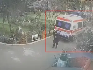 Ambulanța care calcă o femeie pe trotuar - Foto: Captură video