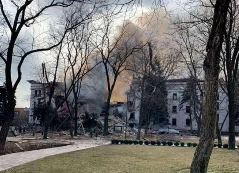 Supraviețuitorii au început să fie scoși din teatrul din Mariupol /foto: youtube