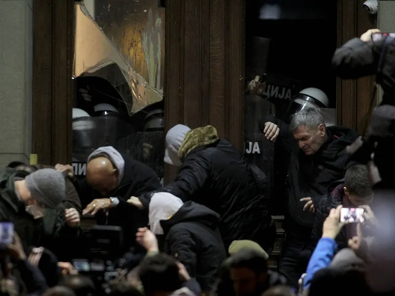 Proteste dispersate cu gaze, în Serbia. Partidul lui Vucic e acuzat că a manipulat alegerile - Foto: Profimedia Images