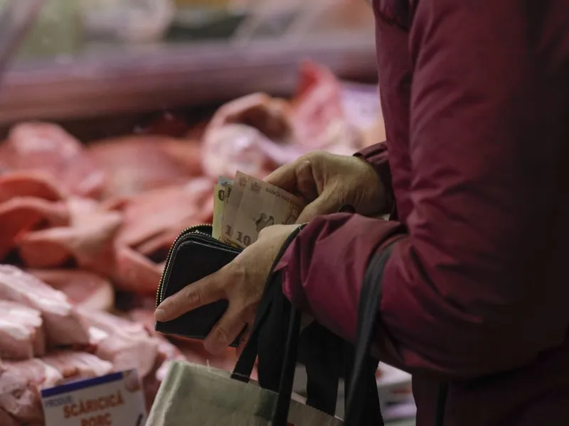 Să bei un pahar de vin roşu bun, înainte de culcare. Cum se reduce treptat inflaţia, la 2% - Foto: Inquam Photos / Octav Ganea