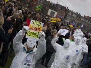 Zeci de mii de oameni în stradă împotriva restricțiilor, la Amsterdam/FOTO> dw.com