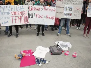 Protest la închiderea singurului centru din București deschis non-stop pentru victimele violenței domestice. 23.000 de cazuri de violență în familie au avut loc în România, în 2018, potrivit datelor IGPR, furnizate ONG-ului Filia