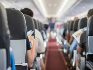 Ce a pățit o femeie în avion în timp ce se ducea la o înmormântare? Cum a fost găsită?  - Foto: Profimedia / imagine rol ilustrativ