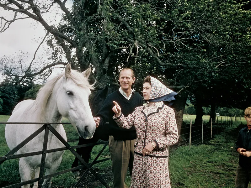 REȘEDINȚĂ Regina și Prințul Philip vizitând o fermă de pe domeniul regal din Balmoral, Scoția, în 1972.